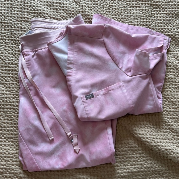 Figs Women’s M Catarina Top & Joggers - Marbled Rose - Picture 6 of 10